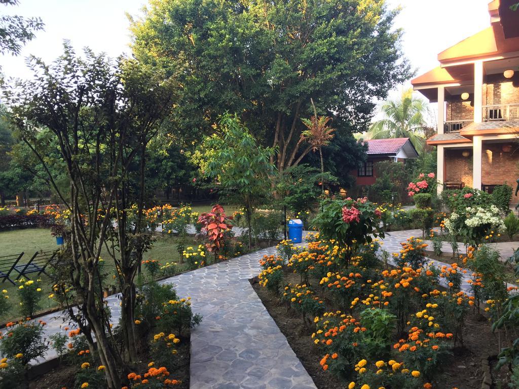 Chautari Garden Resort Sauraha Buitenkant foto